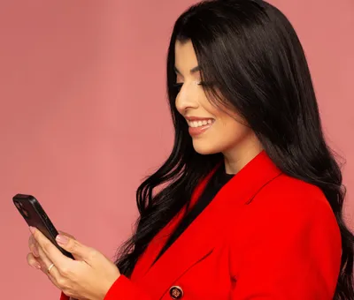 Samantha usando o celular para planejar uma viagem com inteligência artificial